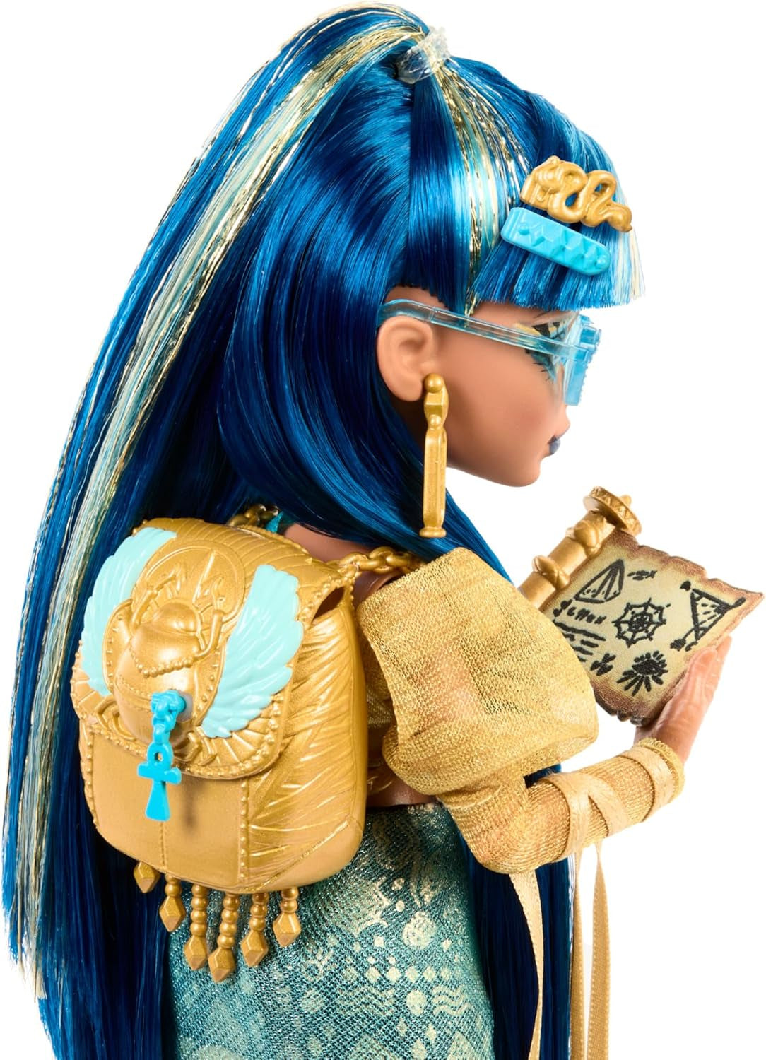 Panenka Monster High Cleo De Nile ve zlaté halence a vrstvené sukni, obsahuje kobru Hissette a doplňky, jako je školní taška, svačinka a role toaletního papíru, HXH74
