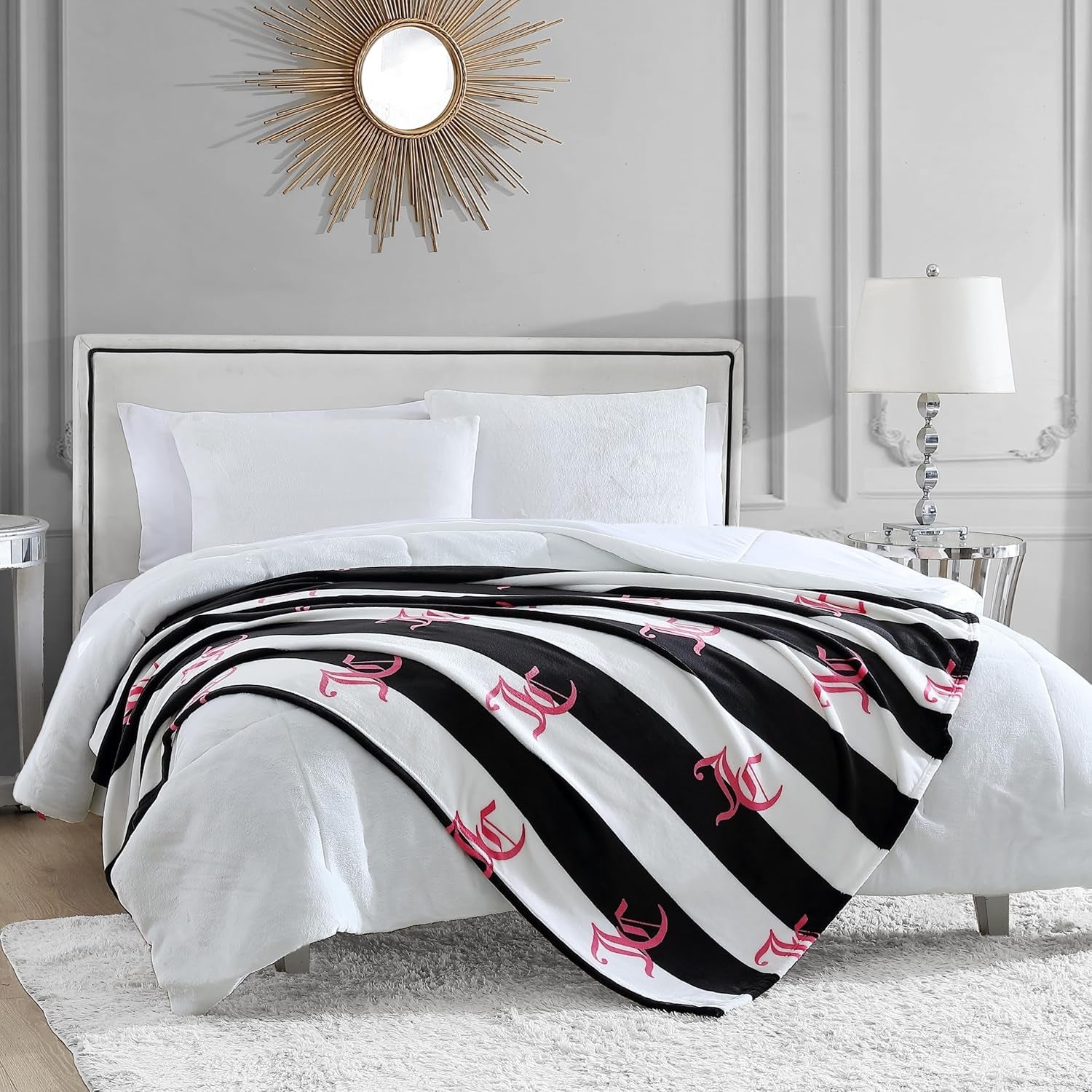 Juicy Couture Cabana plyšová deka, 127,7 x 178,8 cm, luxusní plyšová deka z mikrovlákna pro maximální pohodlí a útulné teplo Juicy Couture Beds and Deky