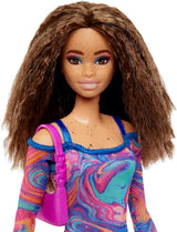 Panenka Barbie Fashionistas č. 206 – Vlnité vlasy a pihy – Moderní šaty z duhového mramoru, taška přes rameno a zelené boty – od 3 let, HJT03