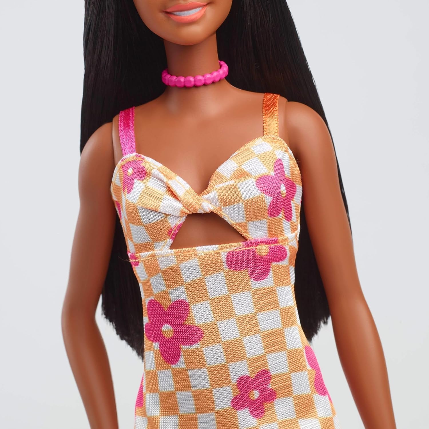 Panenka Barbie Fashionistas č. 233 s černými vlasy, oranžové kostkované midi šaty s růžovými květy, náhrdelník a sandály, HYT91