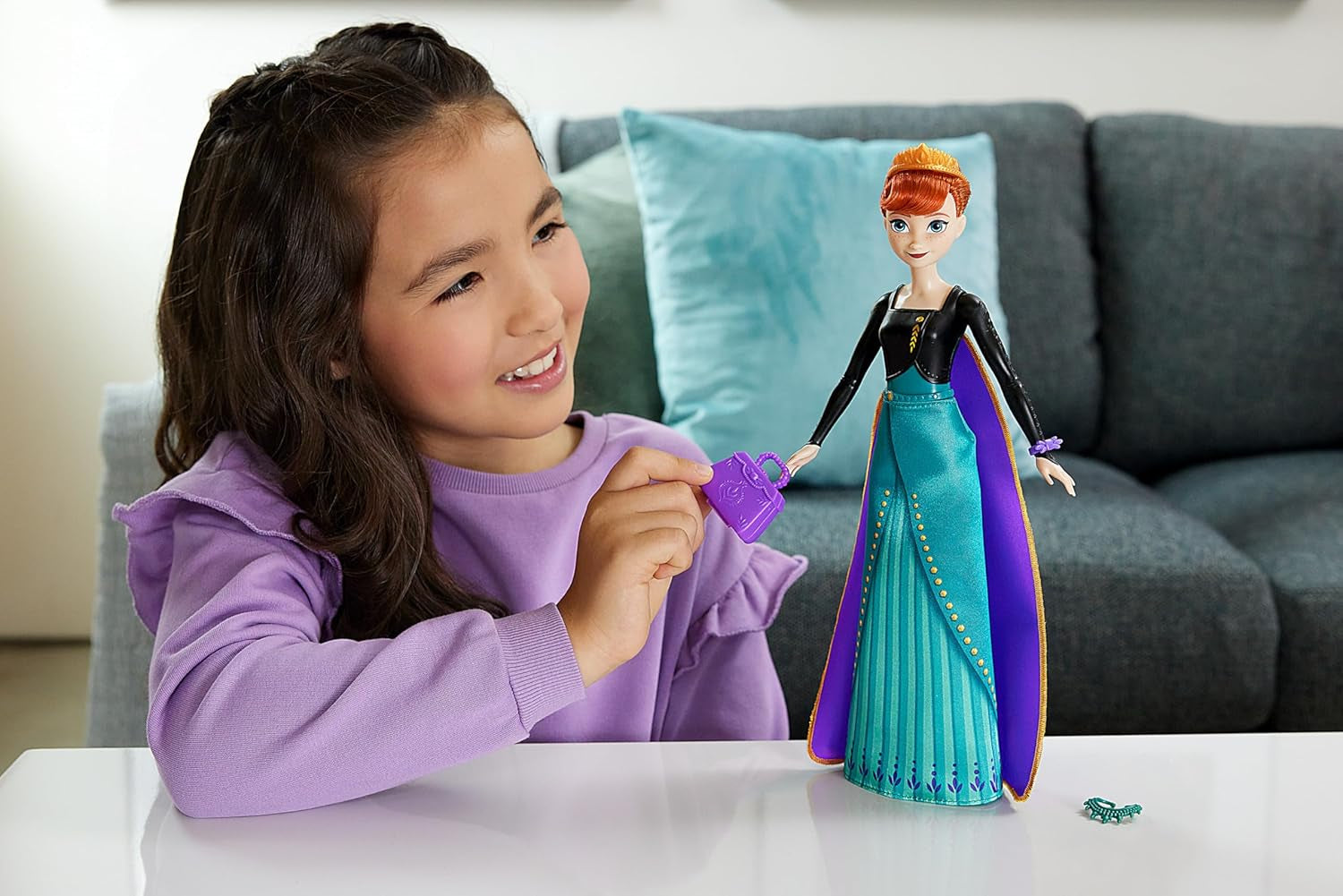 Mattel Disney Sada módních panenek Ledová královna Anna, Spin & Reveal s 11 překvapeními, včetně 5 doplňků, 5 samolepek a scénky, inspirované Disneyho filmem, HXD27 Naty Shop Dolls