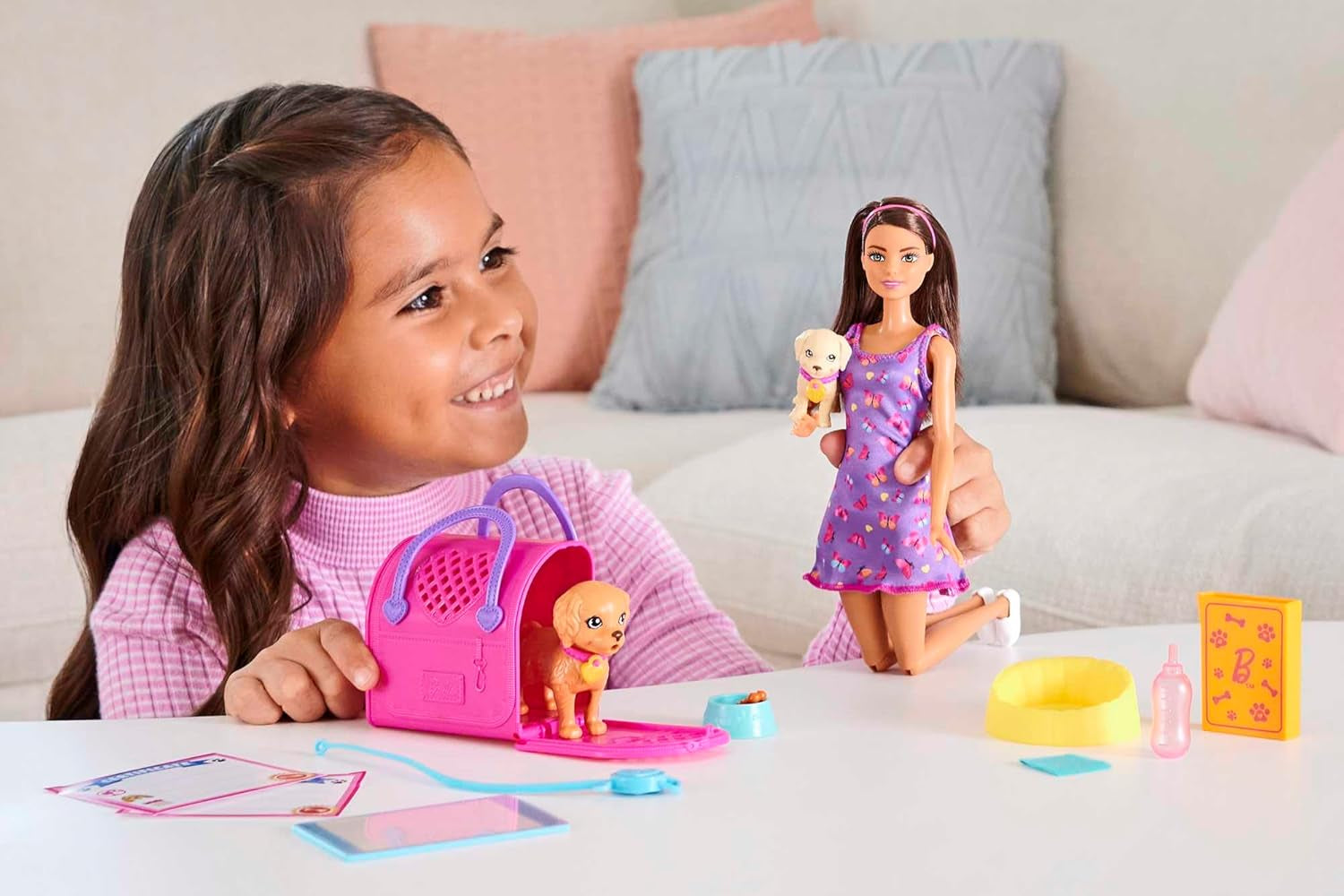 Adopční štěně Barbie - panenka a 2 štěňata, s adopčními certifikáty, efektem změny barvy, klecí a doplňky, pro děti od 3 let, 86 HKD