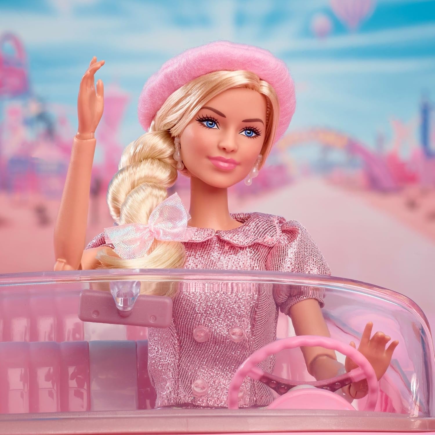 Barbie Film podle filmu Margot Robbie jako sběratelská figurka Barbie v růžové halence a tylové sukni se stylizovaným účesem a ladícími šperky JBJ53