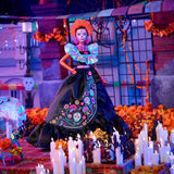 Podpisová panenka Barbie, Sběratelská figurka Día De Muertos 2024 v černých šatech a modrém nařaseném topu, vyšívaný potisk a barevné doplňky, HRM72