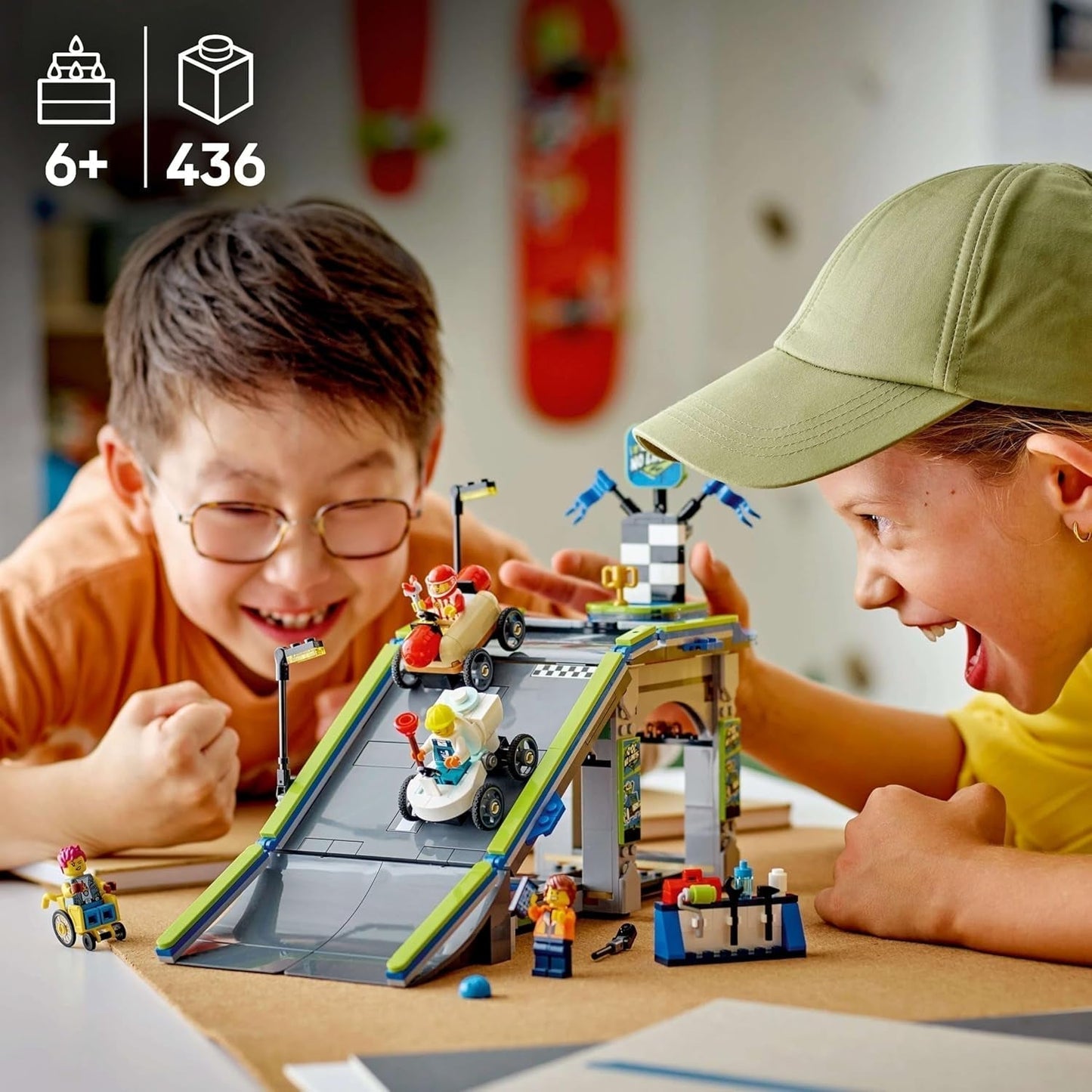 LEGO City No Limits: Závod v mýdlových krabičkách s rampou - Stavebnice pro chlapce a dívky od 6 let - Sada se 2 krabičkami na mýdlo a 4 minifigurkami závodníka - Nápad na dárek pro děti 60460 Stavebnice Besuche den LEGO-Store