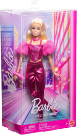 Panenka Barbie Deluxe Style #5 v metalicky růžovém blond oblečku s třpytivým živůtkovým topem a třpytivými kalhotami, s doplňky včetně růžového náhrdelníku a kabelky, JFP40