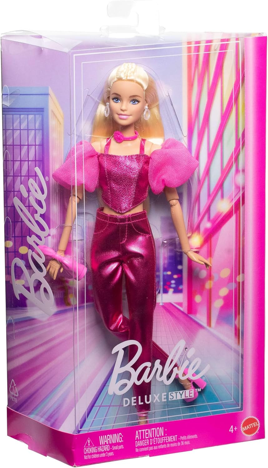 Panenka Barbie Deluxe Style #5 v metalicky růžovém blond oblečku s třpytivým živůtkovým topem a třpytivými kalhotami, s doplňky včetně růžového náhrdelníku a kabelky, JFP40