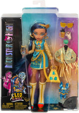 Monster High Cleo de Nile Puppe, Mummie Modepuppe, Königliches Outfit, Killerstiefel, Pyramidenrucksack, Zubehör, pro Kinder ab 4 Jahren, HHK54