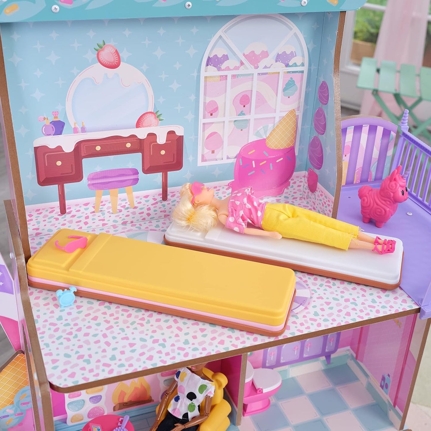 Dřevěný domeček pro panenky KidKraft Candy Castle s nábytkem a doplňky, domeček pro lamu jednorožce, elevátor zmrzlinového kužele a židlička gumového medvídka pro panenky, hračka pro děti od 3 let, 20242