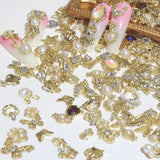 50 zlatých přívěsků na nehty Stück, mix stylů Glitzersteine ​​Nägel Perle Legierung Nagel Steine ​​​​Blume Schmetterling Strasssteine ​​​​Nägel Herz Stern Nagel Charms DIY Nail Art Zubehör Frauen Nägel Deko