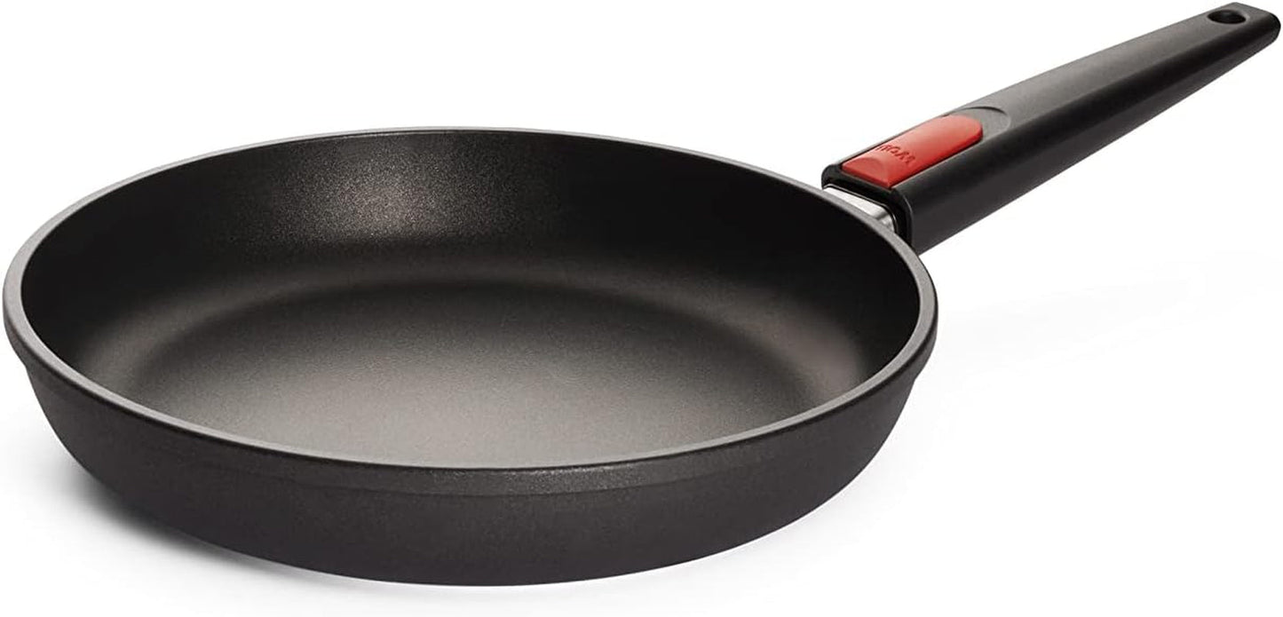 Woll Nowo Titanová plochá pánev - indukce, výška 5 cm, odnímatelná rukojeť - pro všechny typy varných desek, litý hliník, nepřilnavý povrch Hrnce a pánve Naty Shop 26 cm