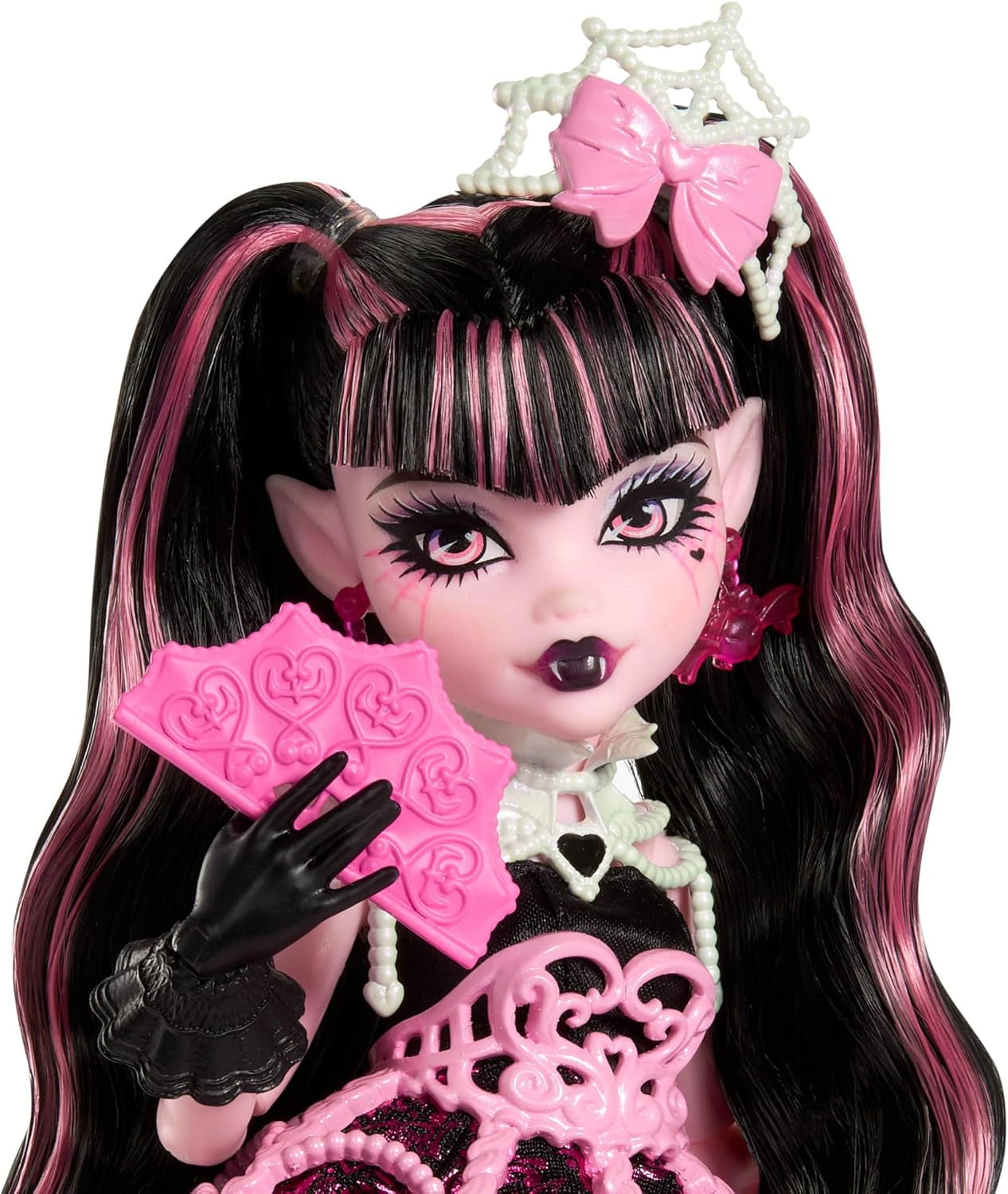 Děsivá a sladká narozeninová panenka Monster High Draculaura v růžových společenských šatech s tematickými doplňky, jako je pozvánka, balónek, dárek, vějíře a další, JBG74