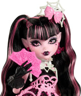 Děsivá a sladká narozeninová panenka Monster High Draculaura v růžových společenských šatech s tematickými doplňky, jako je pozvánka, balónek, dárek, vějíře a další, JBG74