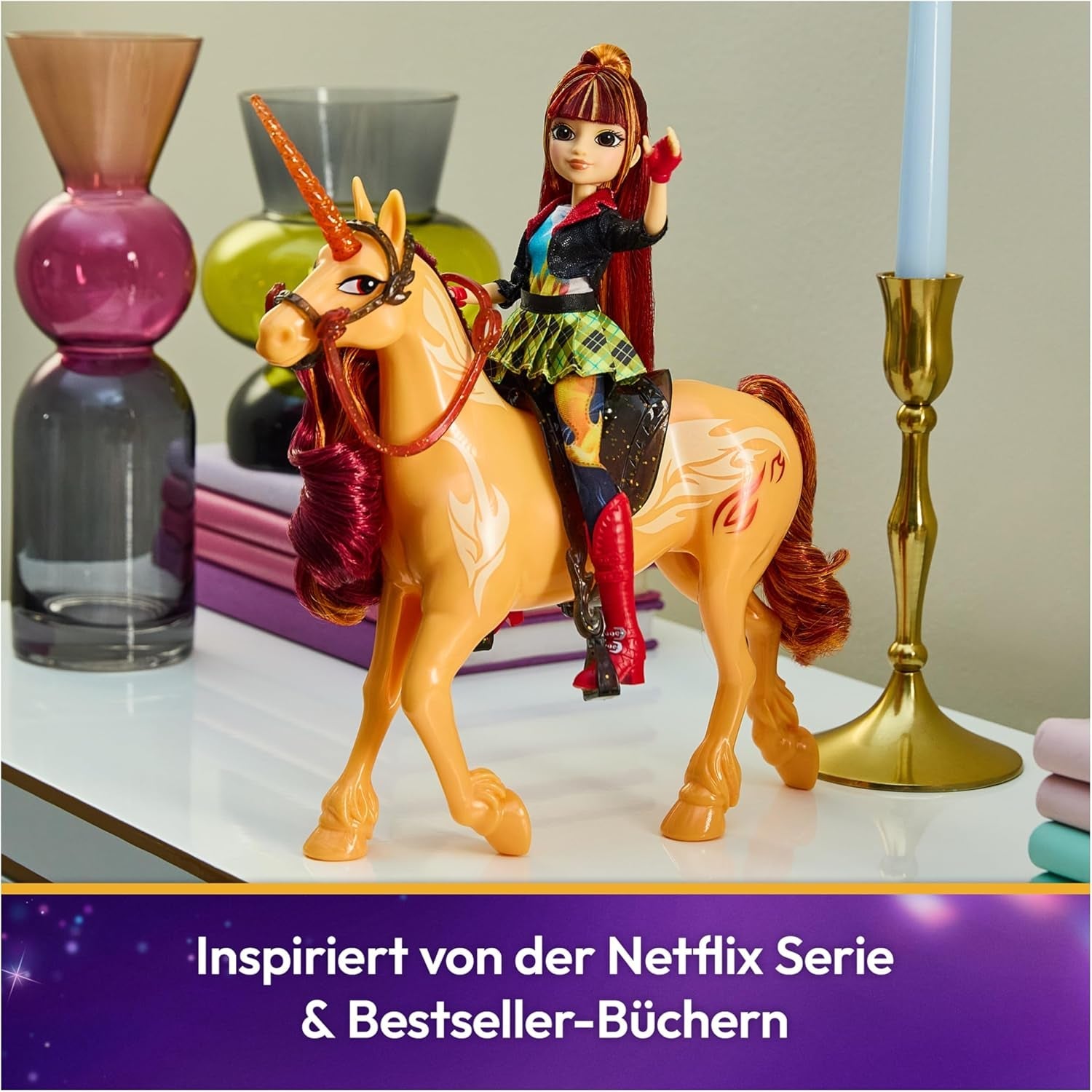Unicorn Academy Cinder the Unicorn – 28 cm vysoký, originální jednorožec Valentina ze série Netflix, se skutečnou hřívou a ocasem, odnímatelnou uzdou a sedlem a kartáčem, pro děti od 4 let