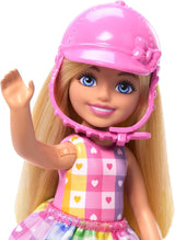 Panenka Barbie Chelsea a poníci – připoutejte se pro hraní a bezpečnou jízdu, růžové sedlo a schůdky, obsahuje helmu a roztomilé kostkované šaty, od 3 let, HTK29