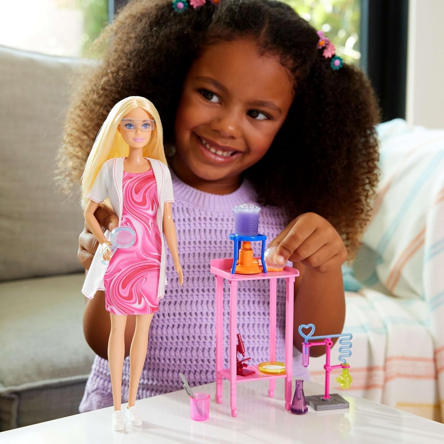 Panenka Barbie Scientist a doplňky s módní blonďatou panenkou, laboratorním stolem, mikroskopem, kádinkou měnící barvu a Petriho miskou, JCR70