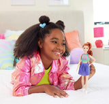 Panenka Barbie Fashionistas č. 232 s červenými vlasy, žerzejový top s potiskem B, fialová skládaná sukně, náramkové hodinky a tenisky, HYT90 Naty Shop Dolls