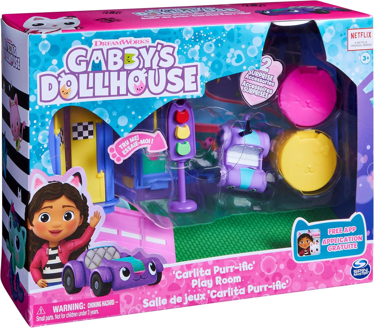 Pokoj Gabby's Dollhouse Deluxe, Purr-Ific Playroom, Herna s autíčkem Carlita, 2 kusy nábytku a 2 krabice s překvapením s příslušenstvím, Vhodné pro domečky pro panenky Naty Shop od 3 let