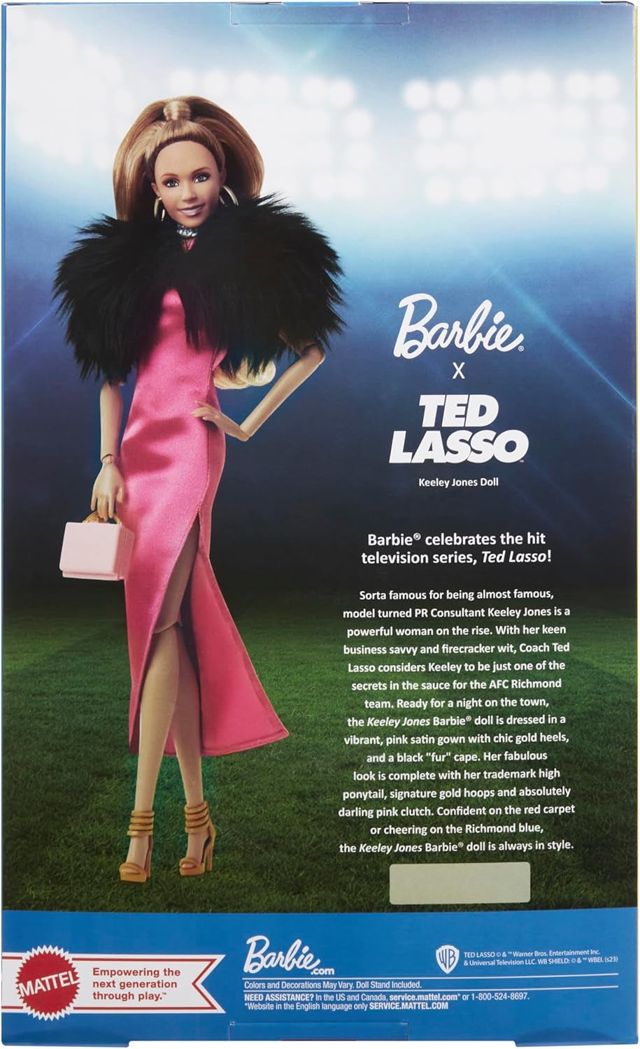 BARBIE Keeley Jones - Sběratelská panenka inspirovaná Tedem Lasem, horké růžové hedvábné midi šaty, zlaté vysoké podpatky, černý plášť, zlaté kruhové náušnice, růžová taška, pro věk 3+, HJW92
