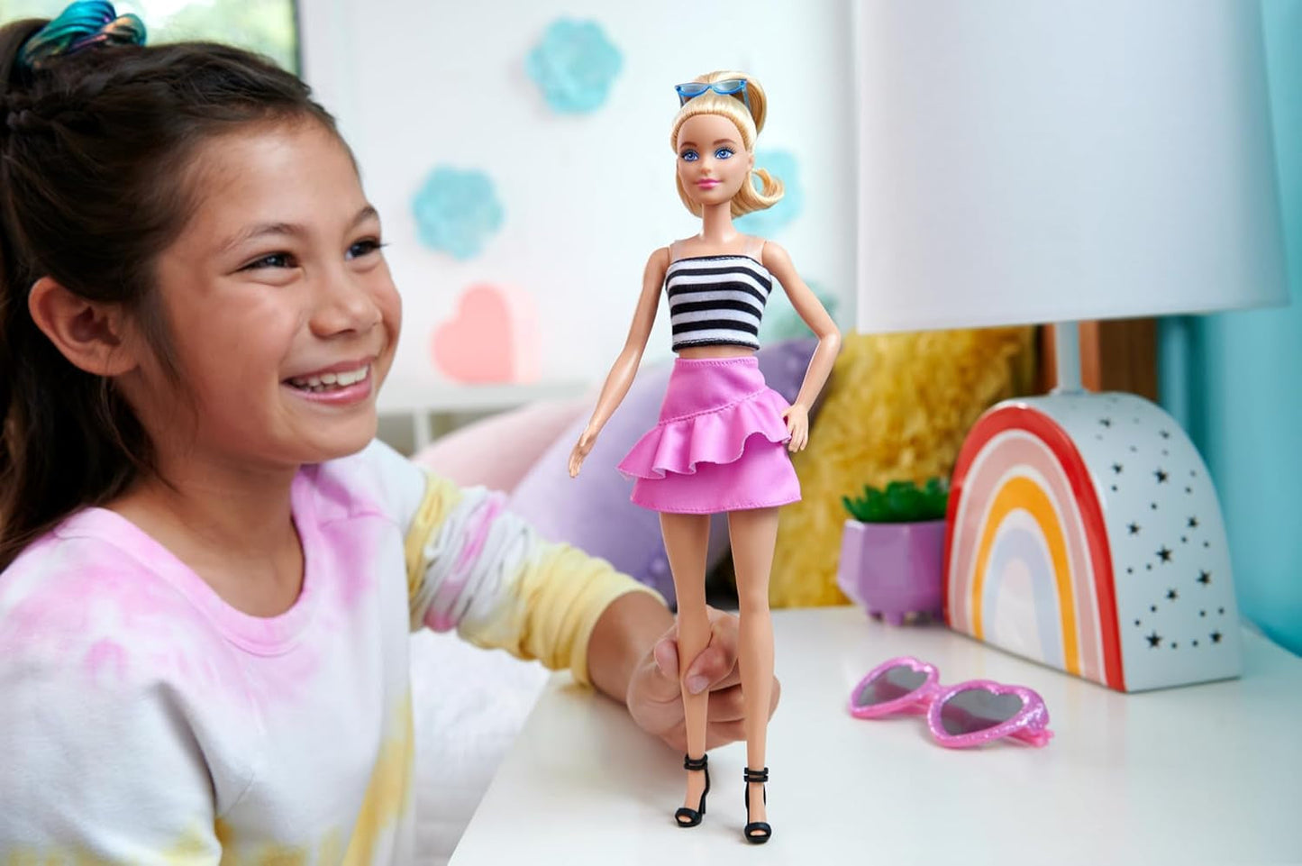 Panenka Barbie Fashionistas č. 213 blondýnka v pruhovaném top růžové sukni a slunečních brýlích Sběratelská módní panenka 65. narozeniny HRH11 Naty Shop Dolls