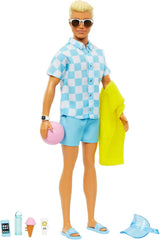 Barbie Ken - Blond panenka s modrou košilí a koupací zástěrou, plážovými doplňky a plážovým míčem pro kreativní hraní, od 3 let, HPL74