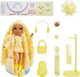 Rainbow High Winter Wonderland - Sunny (žlutá) - 28 cm Módní panenka Sněhulák se skrytou kouzelnou vodou nafukovací se sadou sněhuláka, vhodná pro děti a sběratele 4-12 let