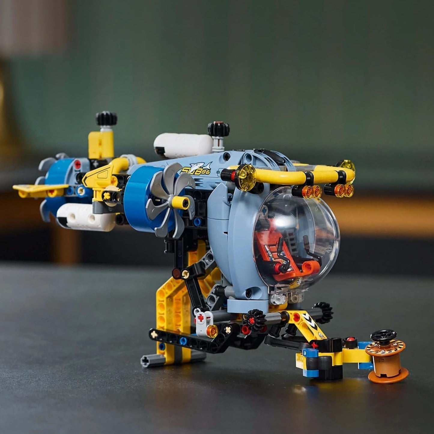 LEGO Technic Hračka na stavění ponorky Hlubinný průzkumník pro děti 9leté chlapce a dívky Kreativní nápady na dárky k narozeninám Sestavitelné vozidlo s rotujícími vrtulemi 42201 Stavebnice Besuche den LEGO-Store