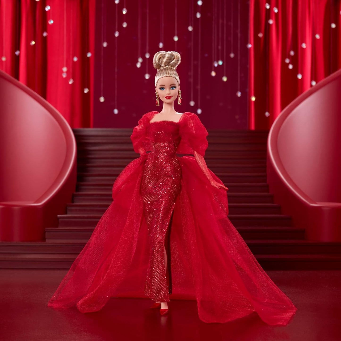 Podpisová panenka Barbie k 80. výročí Mattel sběratelská figurka v zářivě červených tylových šatech s náušnicemi ve tvaru slzy a jemnými rukavicemi Blond vlasy JBJ17
