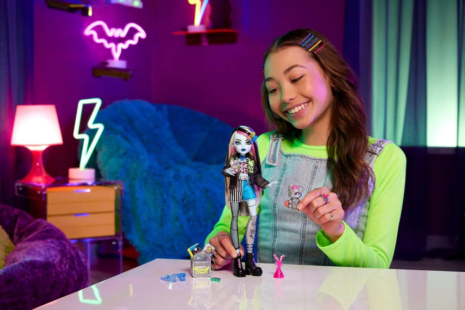 Kamenná panenka Monster High Frankie v džínové bundě a šortkách, obsahuje psa Watzie a příslušenství, jako je batoh, svačina a notebook, panenky HXH73 Naty Shop