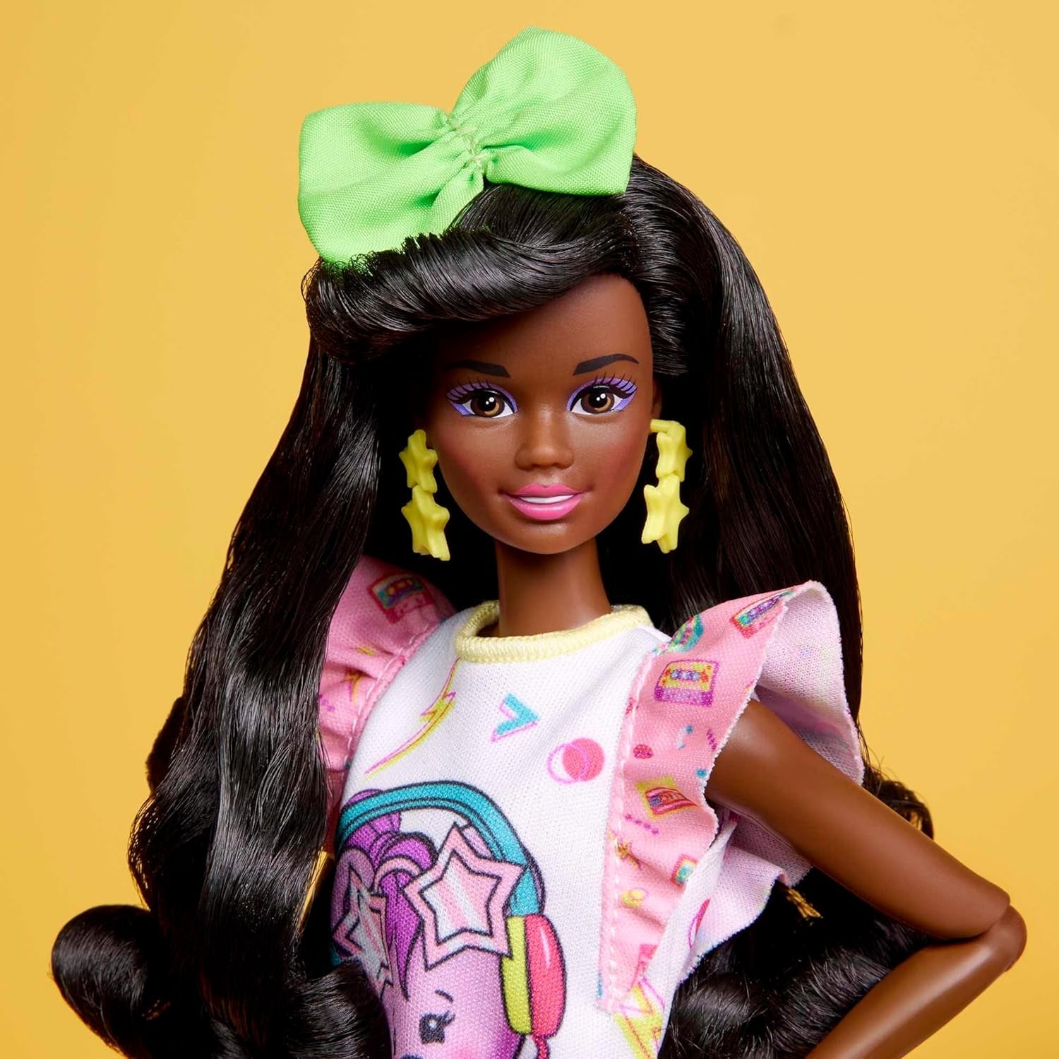 Barbie Rewind - Nostalgická sběratelská figurka ve stylu 80. let s nádhernými vlasy a oblečením, včetně TV, popcornu a telefonu, pro fanoušky a sběratele, HJX19
