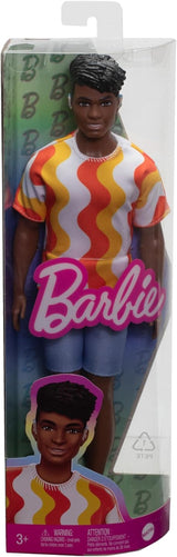 Panenka Barbie Fashionistas Ken č. 220 S ramínky a širokým tvarem těla ve snímatelné oranžové košili, šortkách a sandálech na platformě, HRH23 Naty Shop Dolls