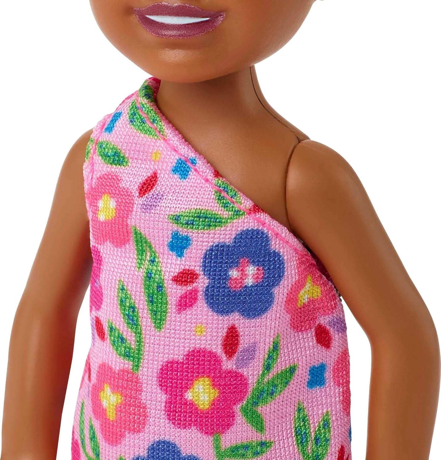 Barbie Chelsea Club – HGT07 – 15cm kloubová panenka smíšené rasy dívka s růžovým květem