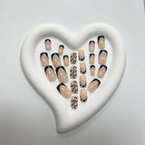 24ks Krátké čtvercové francouzské špičky False Nails White Heart Design Černé akrylové nehty Full Cover