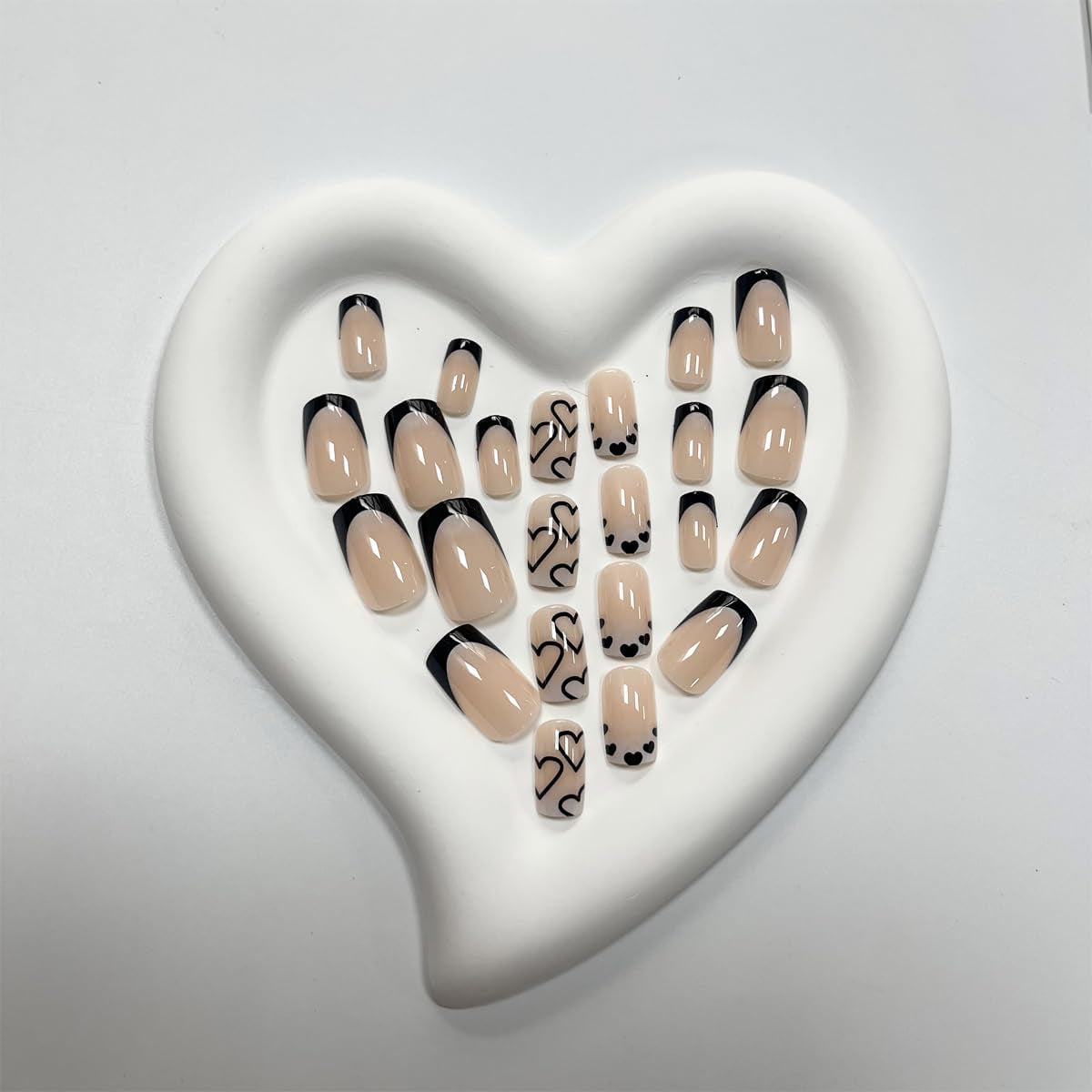 24ks Krátké čtvercové francouzské špičky False Nails White Heart Design Černé akrylové nehty Full Cover