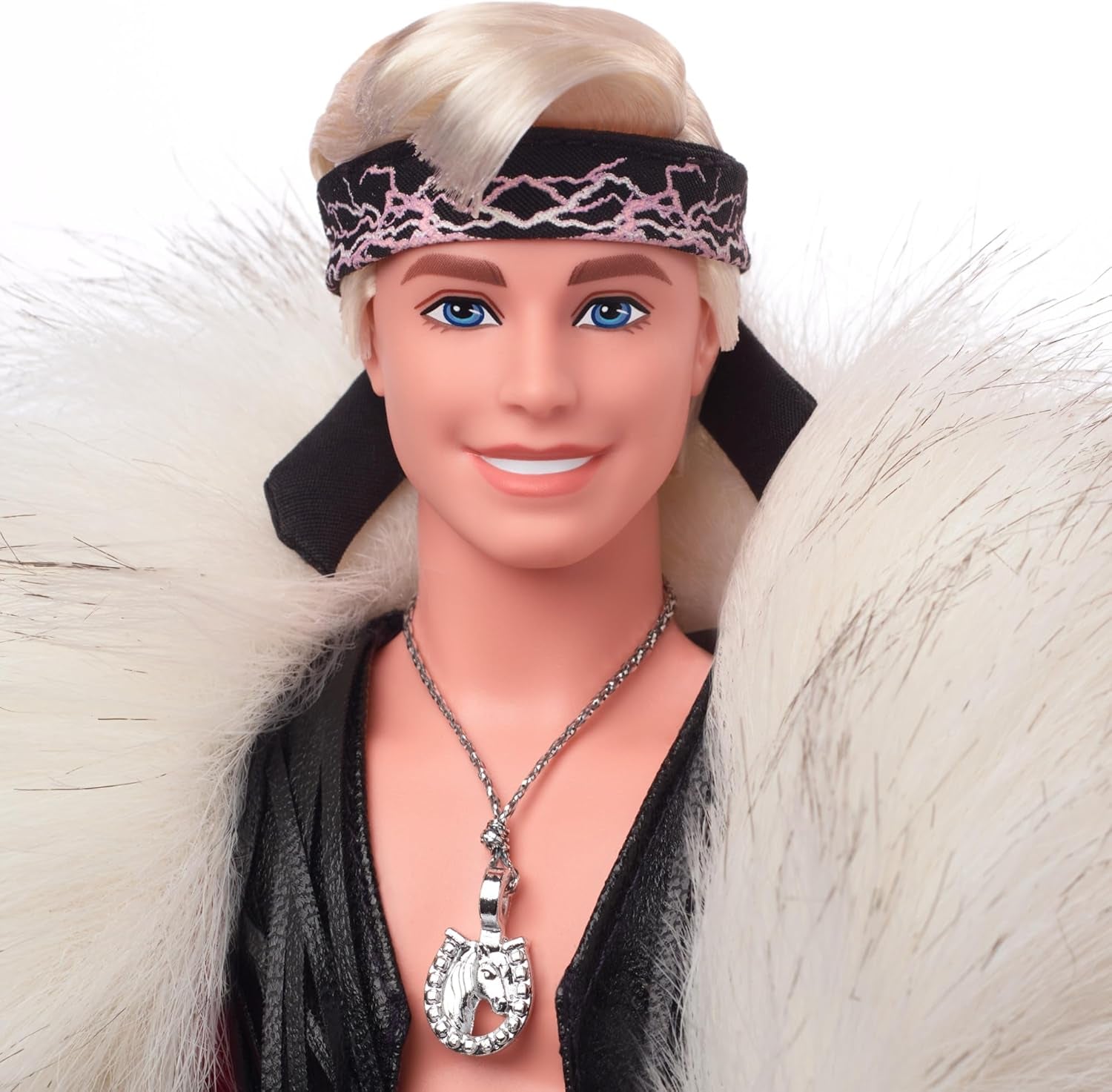 Barbie filmová sběratelská panenka Ken na sobě kabát z umělé kožešiny a černou vestu s třásněmi s šátkem, HRF31 Naty Shop Dolls