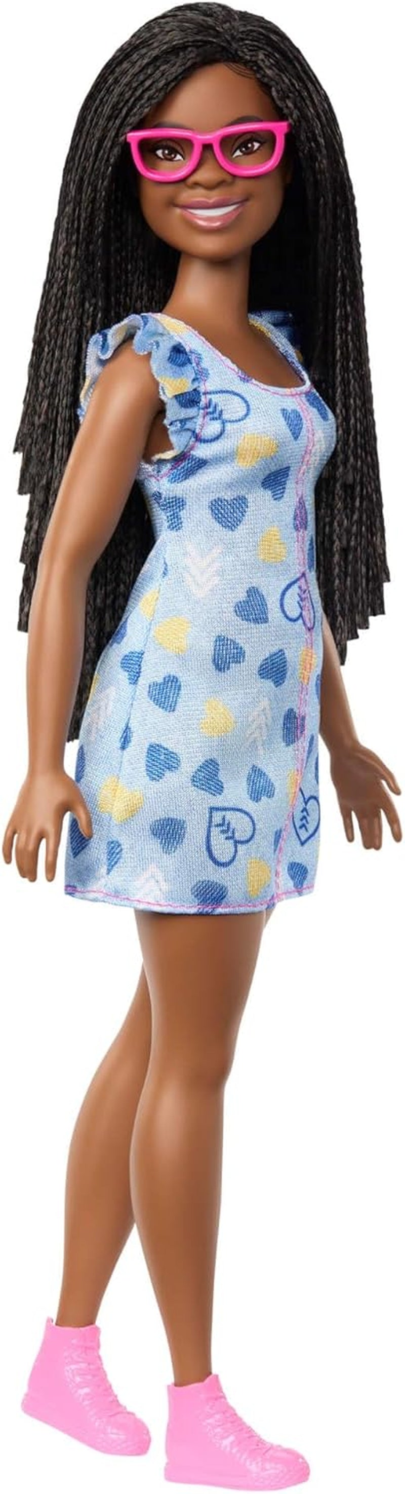 Panenka Barbie Fashionistas č. 229 s Downovým syndromem v šatech se vzorem srdce vyvinuté ve spolupráci s National Down Syndrome Society, HYK14