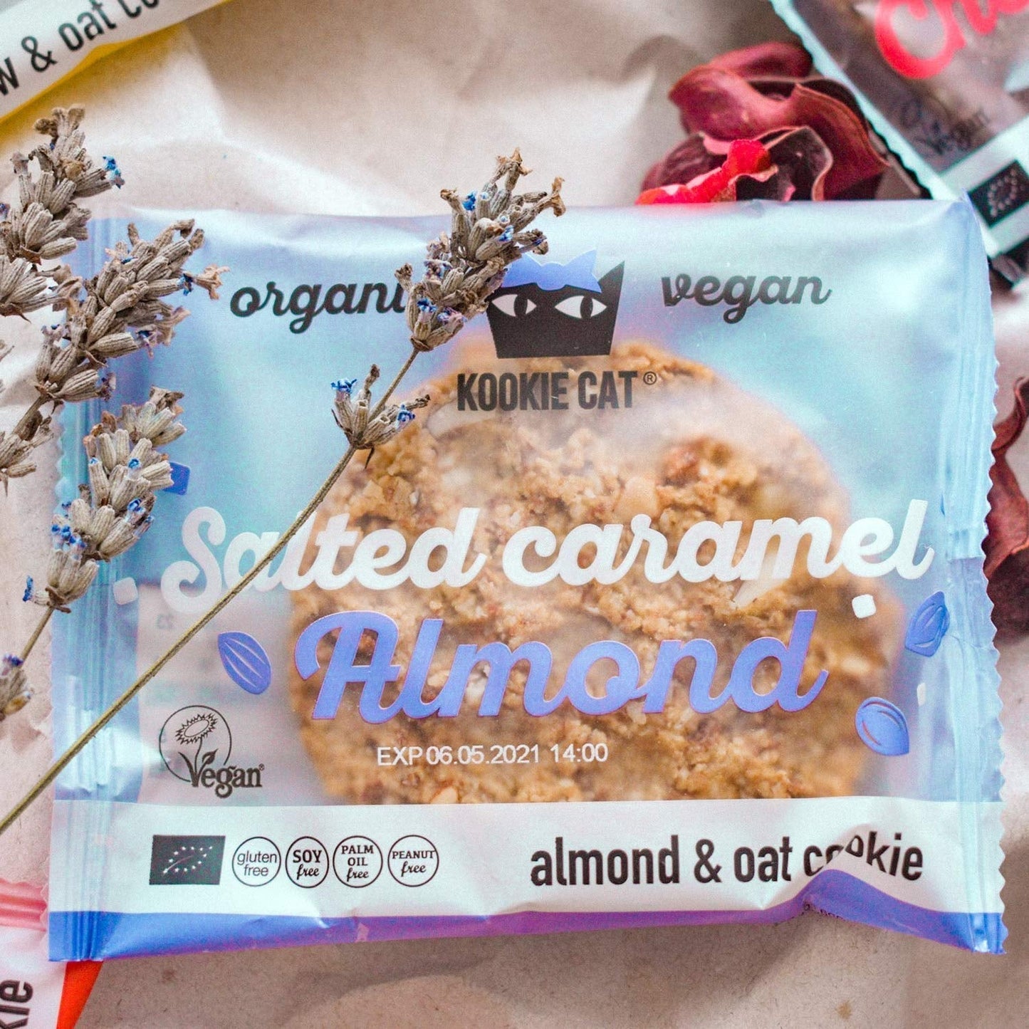 Veganské sušenky se slaným karamelem a mandlemi – jednotlivě balené bezlepkové bio mandlové ovesné vločky bez sóji – 12 x 50 g multibalení (balení 2 ks)