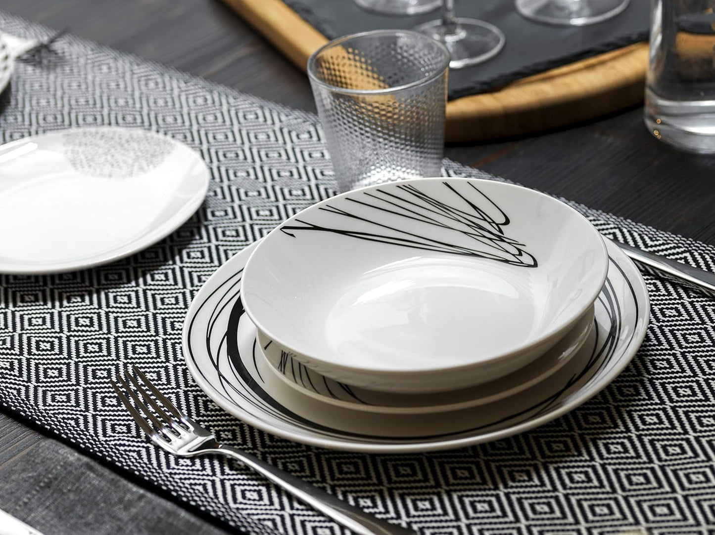Grafický stolní servis, 18 kusů pro 6 osob, porcelán, bílá