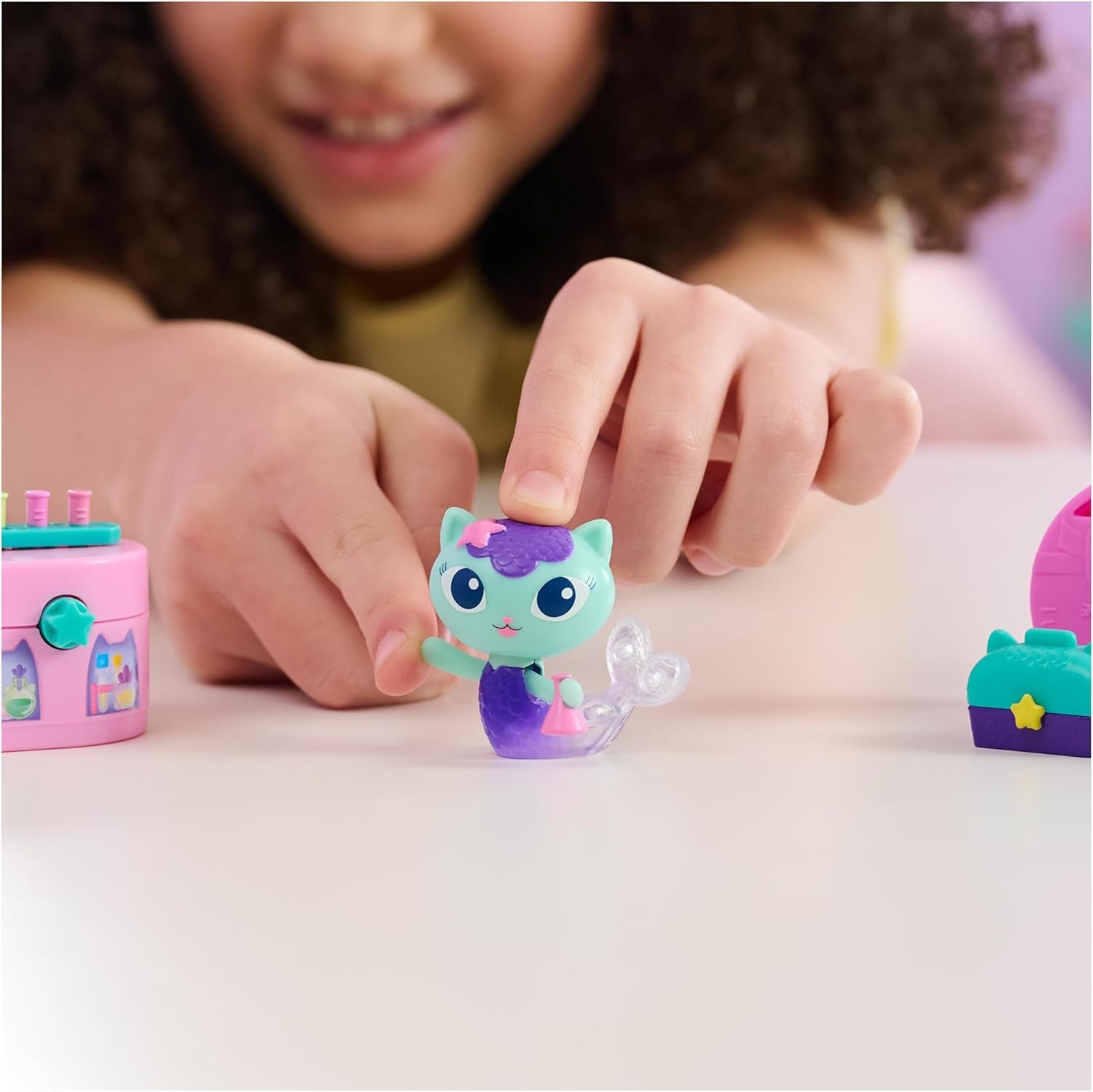 Domeček pro panenky Gabby™S, Bobble Kitty Nábytek Sada surikat Kočičí figurka s nábytkem a doplňky do domečku pro panenky, Domečky pro panenky starší 3 let Naty Shop