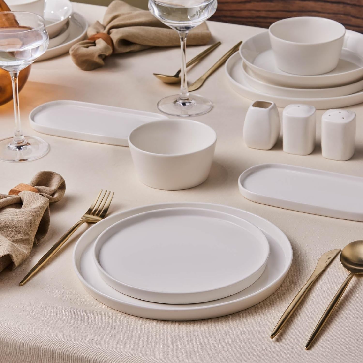 Sada nádobí Karaca Stream Bone Bomo pro 12 osob Sada elegantních čtvercových talířů Sada elegantního bílého porcelánového nádobí