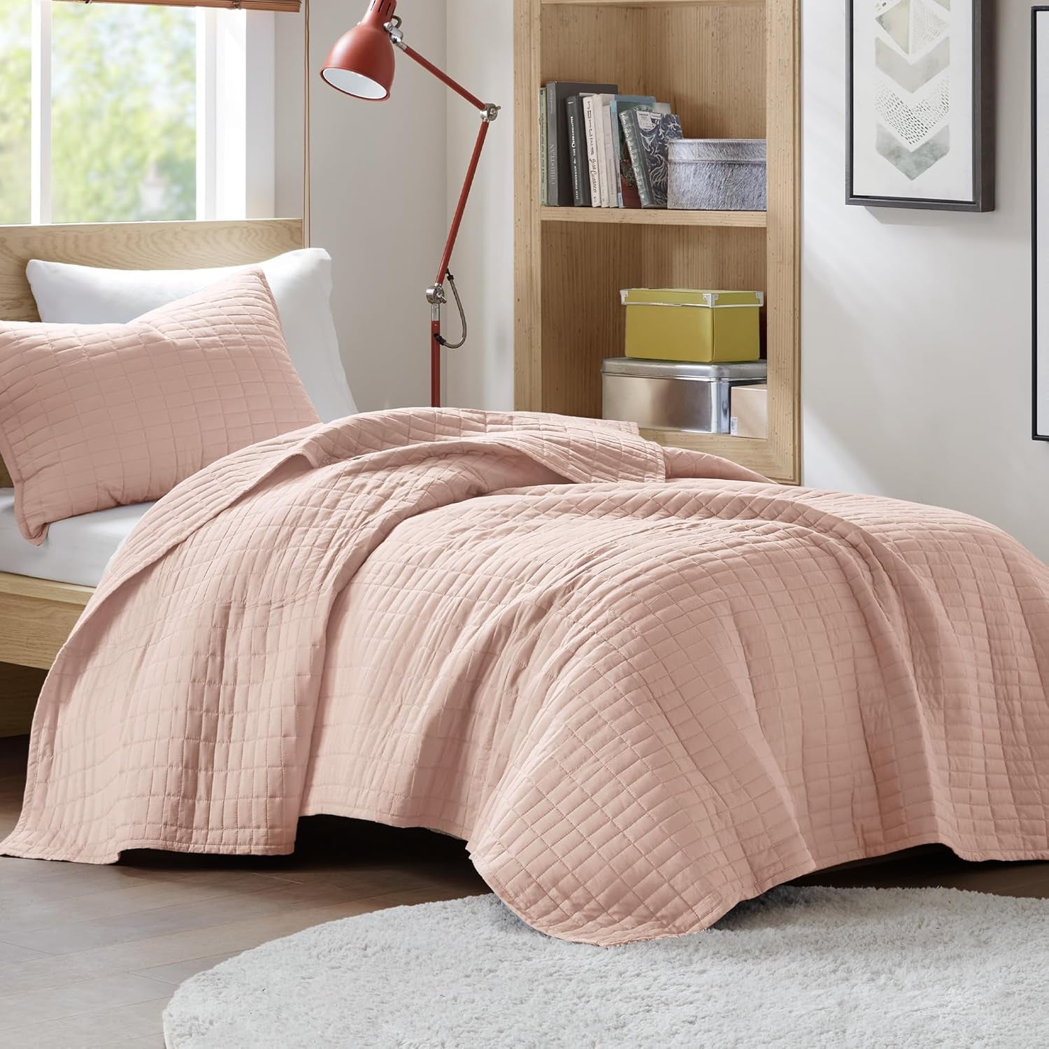 Comfort Spaces Sada přikrývek Kienna Luxusní letní přikrývka s dvojitým stehem Lehká měkká povlečení na celý rok Odpovídající povlak na polštář Bílá přikrývka velikosti King Size (264,2 X 228,6 cm) Naty Shop Červená Twin/Twin Xl (66"X90") Přikrývky a přikrývky