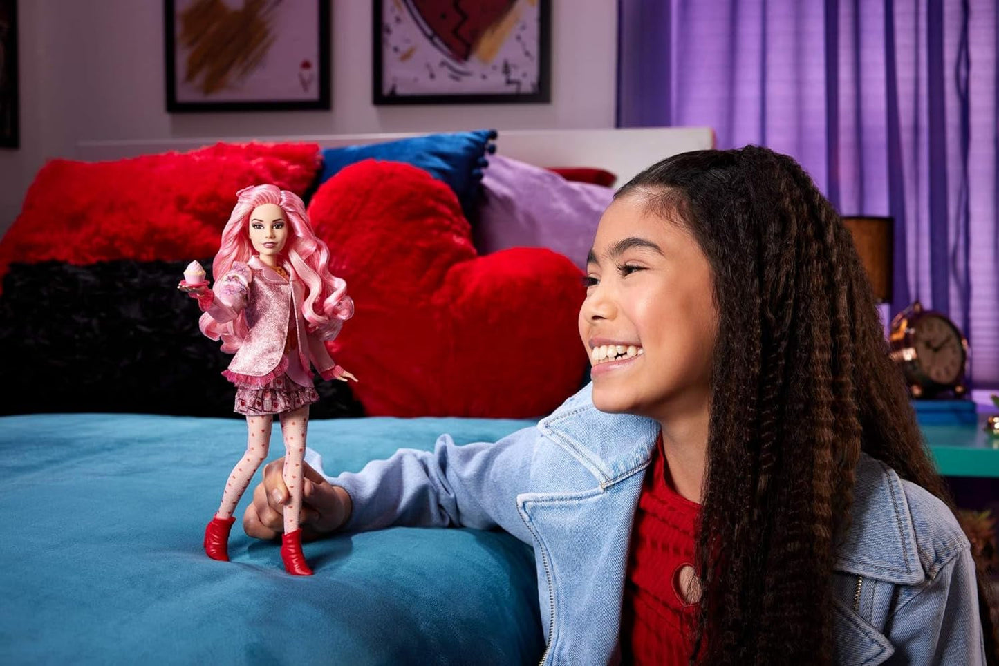 Mattel Disney Descendants: The Rise of Red Modepuppe a příslušenství – Bridget, mladý Herzkönigin, mit vom Filmový inspirátor Kleidung und Cupcake, HWT91