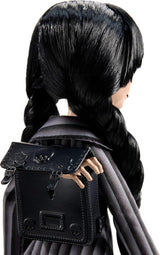 Monster High Wednesday Puppe and Accessoires, Wednesday Addams Sammelfigur in Nevermore Academy Uniform s Eiskaltem Händchen und Rucksack, Puppenständer, HXJ04