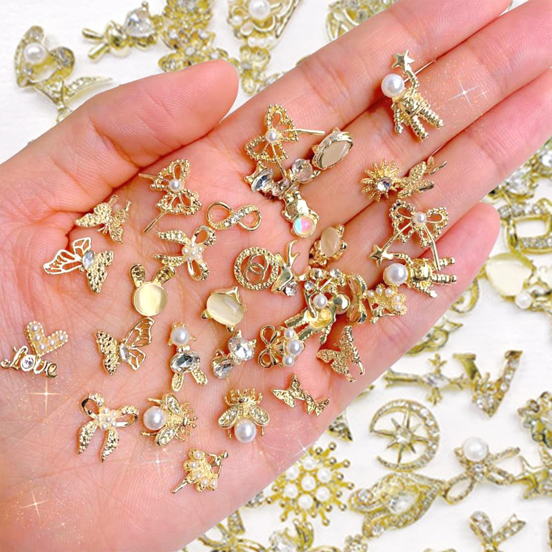 50 zlatých přívěsků na nehty Stück, 3D lesklé přívěsky na nehty, Glitzersteine ​​​​Nägel Perle Legierung Nagel, přívěsky Schmetterling Strasssteine ​​​​Nägel, DIY Nail Art Zubehör, Für Mädchen Frauen