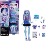 Monster High Self-Scare Secrets Abbey Bominable panenka a sada doplňků s 13 realistickými překvapeními, jako je henna, kresby a háčkování JHK44