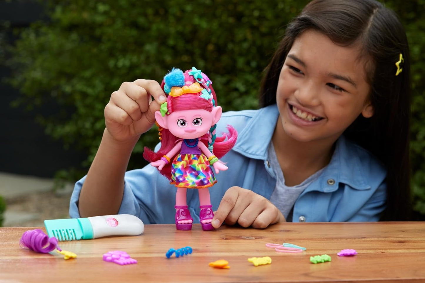 Mattel DREAMWORKS Trolls Together Strong - Vlasová panenka Queen Poppy Fashion - 15+ doplňků, třpytivý hřeben, omyvatelný třpytivý gel, pro věk 3+, panenky Naty Shop HNF25