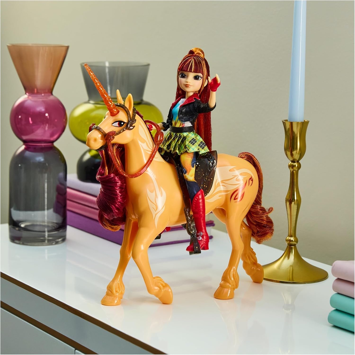 Unicorn Academy Cinder the Unicorn – 28 cm vysoký, originální jednorožec Valentina ze série Netflix, se skutečnou hřívou a ocasem, odnímatelnou uzdou a sedlem a kartáčem, pro děti od 4 let