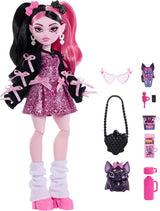 Panenka Monster High Draculaura v růžových šatech s mašlemi a černým svetrem s Count Fabulous Bat a 7 doplňky včetně ramen, rtěnky a tašky, JHK29