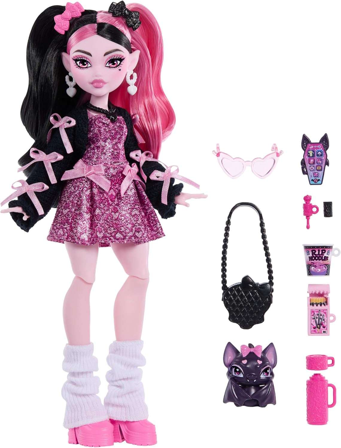 Panenka Monster High Draculaura v růžových šatech s mašlemi a černým svetrem s Count Fabulous Bat a 7 doplňky včetně ramen, rtěnky a tašky, JHK29