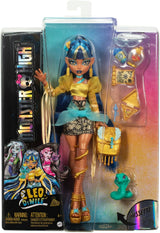 Panenka Monster High Cleo De Nile ve zlaté halence a vrstvené sukni, včetně mazlíčka Cobra Hissette a příslušenství, jako je batoh, svačina a papírová role, panenky HXH74 Naty Shop